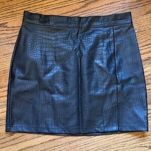 Commense Black Croc-Embossed Faux Leather Mini Skirt